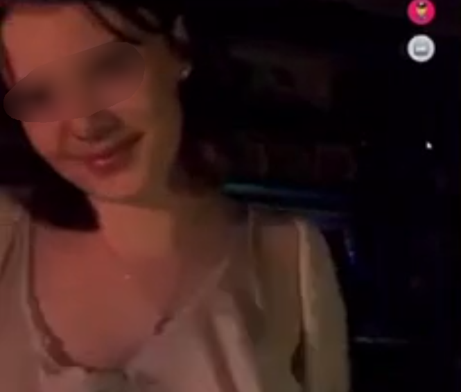 MonkeyApp Cute girl flash tits
