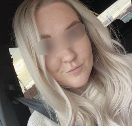 Pretty american blonde get exposed
