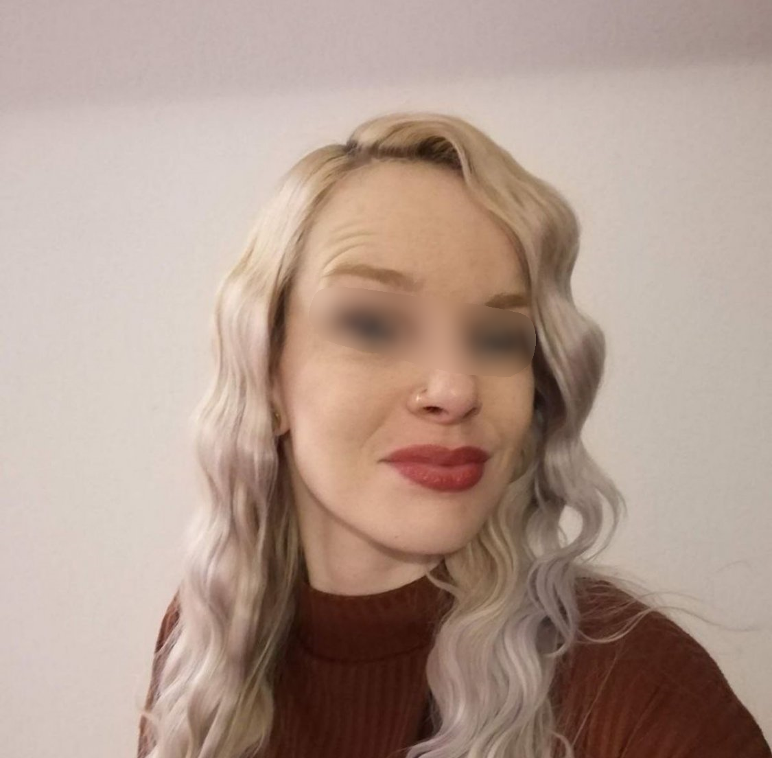 My neighbors wife loves cock and sending photos